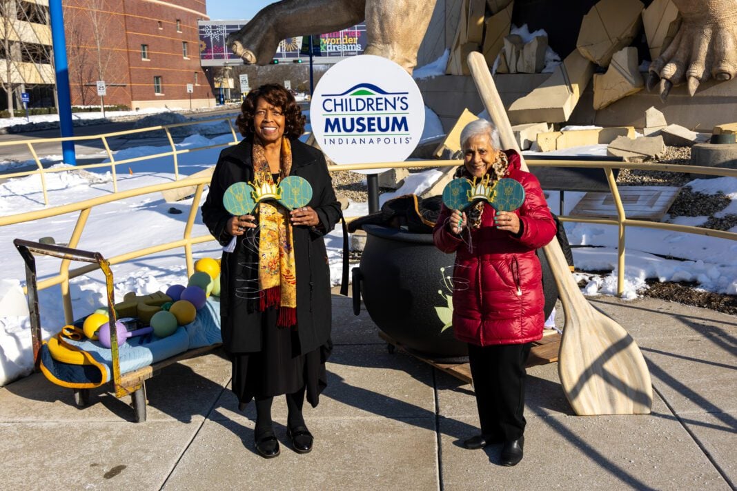 260209_TCMI_Tiana_DinoDecor_04 (1) Carmen J Smith and Stella Chase Reese during the Dino Décor installation day at the Children’s Museum of Indianapolis. (Photo/Children’s Museum of Indianapolis)